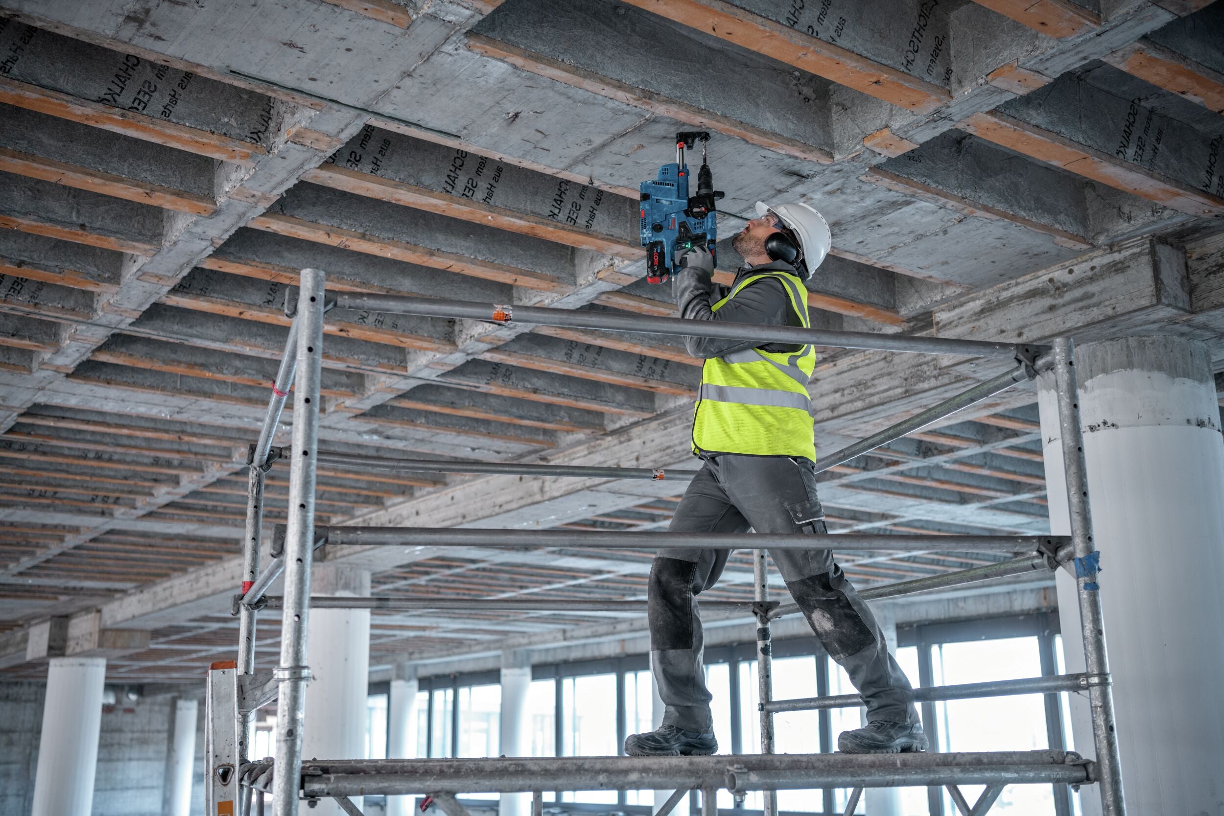 Bosch Professional Akku-Bohrhammer mit SDS plus GBH 18V-28 CF mit 2x Akku ProCORE 8 Ah & GDE 18V-16 - in L-BOXX 238